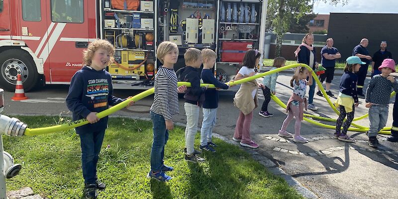 Die Kusterdinger Feuerwehr besucht die ersten Klassen